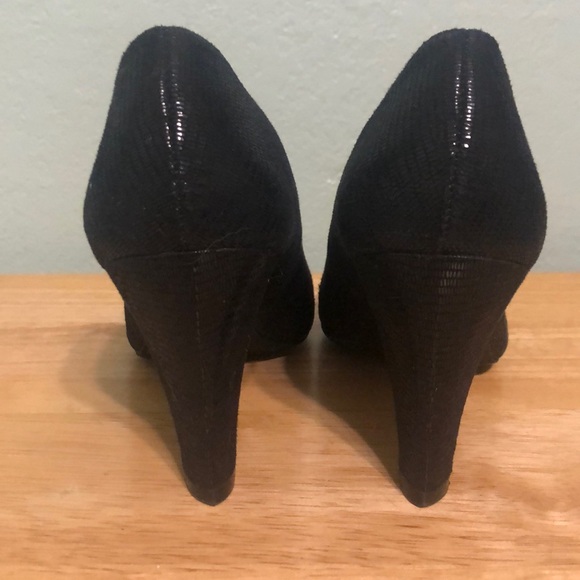 Black peep toe faux snakeskin pumps, size 7. - Picture 2 of 5